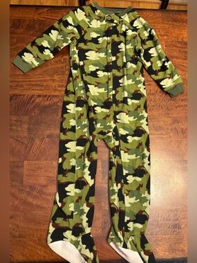 🪖 Dream Baby Camo Fleece Footed Sleeper Pajamas Size 4T
